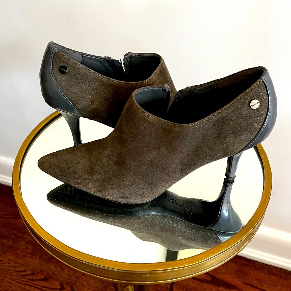 GREY SUEDE AND PATENT LEATHER SHOOTIES
